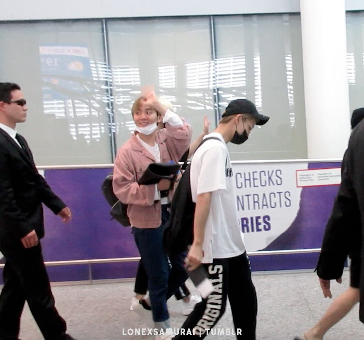 ai93__'s tweet photo. 170824 #SEVENTEEN in Toronto (YYZ) Arrivals #세븐틴 #부승관 #승관 #seungkwan he is so cute ;__; https://t.co/x0YcSSPWJx