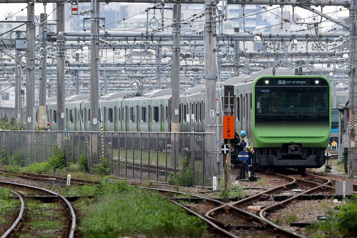 東運 Twitter પર E235系トウ07編成が東京総合車両センター西エリアで10号車 サハe235 4608 を組み込み 再び東エリアへ移動しました 入換中のトウ05編成と並ぶシーンも いずれも敷地外 側道から撮影