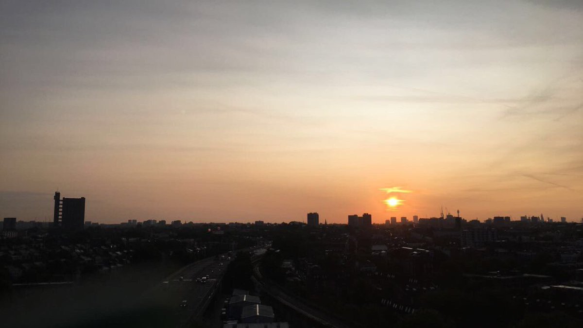 Vampicca_Nat's tweet photo. Morning #London ☀️
#Sunrise #Kensington #Landscape #PhotoByMe #ViewFromMyFlat #Beautiful #ANewDay https://t.co/WwiIkpGXh3