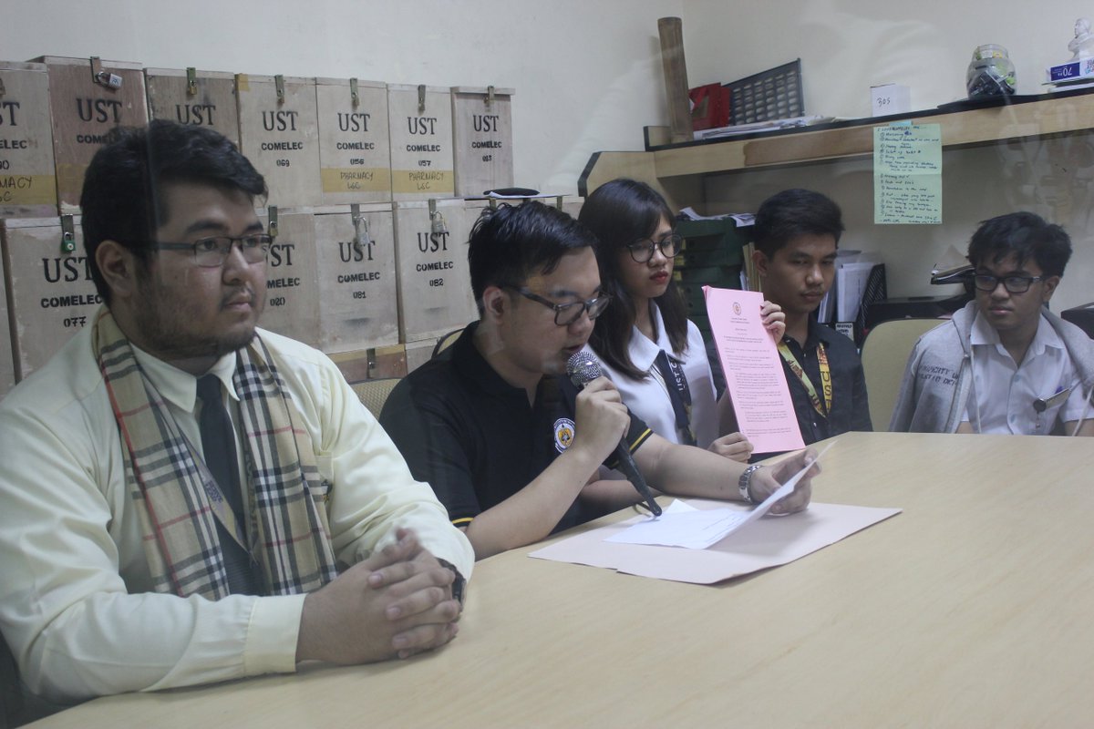TomasinoWeb's tweet photo. π½ Prinoklama na ng @USTCComelec ang mga bagong opisyal ng @UST_CSC #USTHalalan #RightClick2017 https://t.co/Ew0yvRLF4S https://t.co/3DwQ7KcYqR