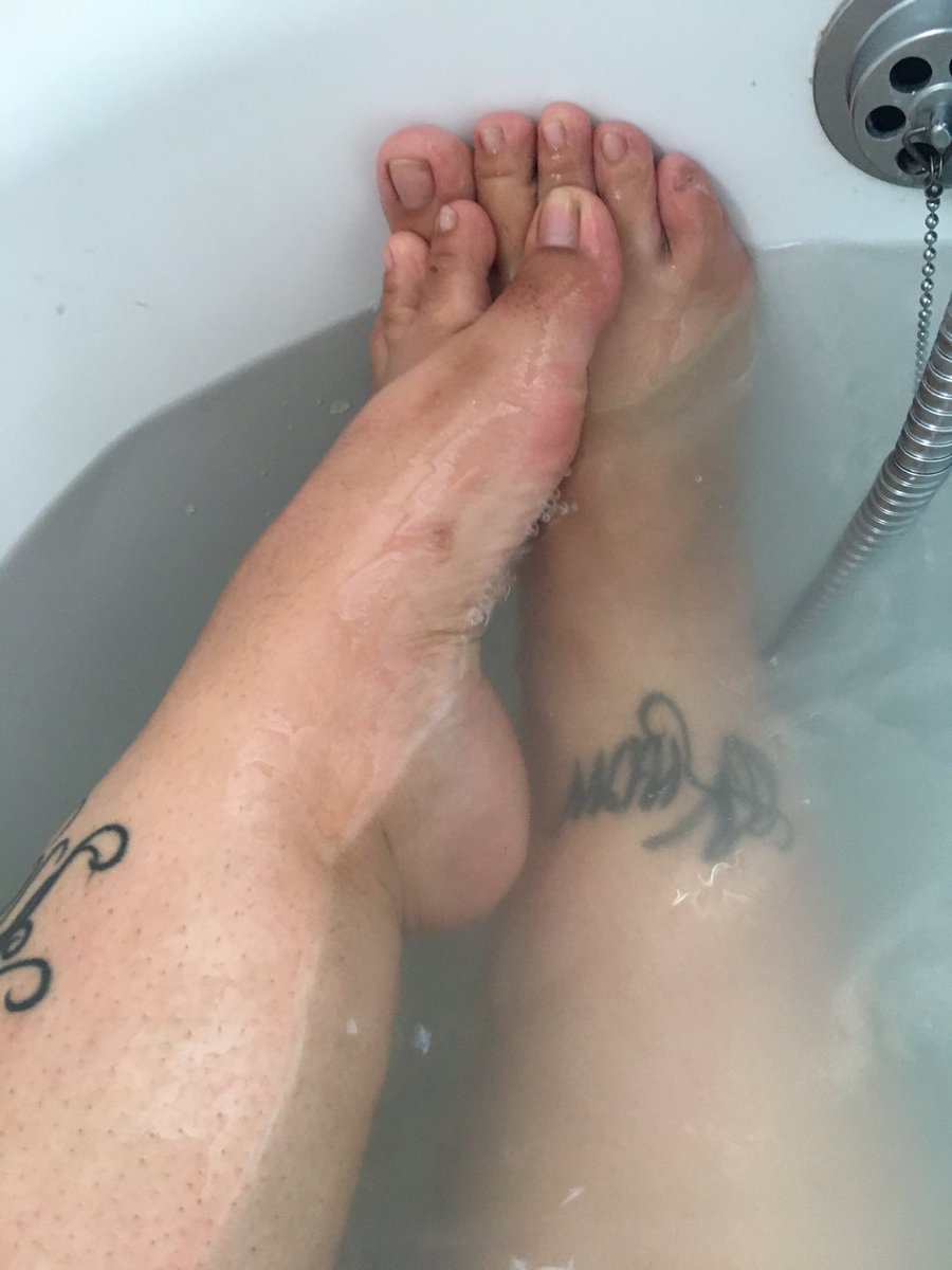 FootCamGoddess's tweet photo. payday! Treat yourself to a foot session or buy my dirty socks, shoes or undies or anything you desire 😉 #footfetish #findom @underdeskloser https://t.co/tOxGRcs02W