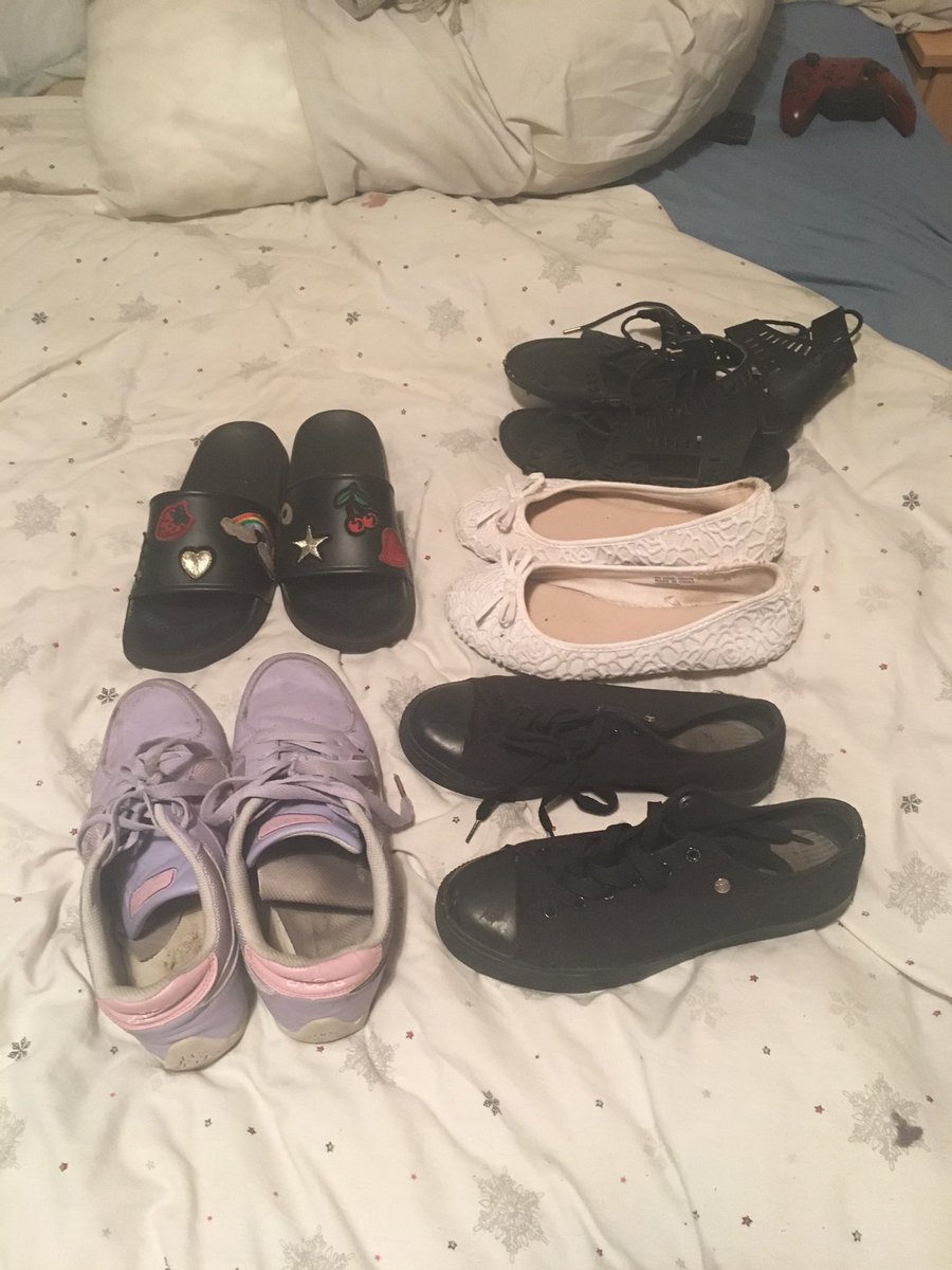 FootCamGoddess's tweet photo. payday! Treat yourself to a foot session or buy my dirty socks, shoes or undies or anything you desire 😉 #footfetish #findom @underdeskloser https://t.co/tOxGRcs02W