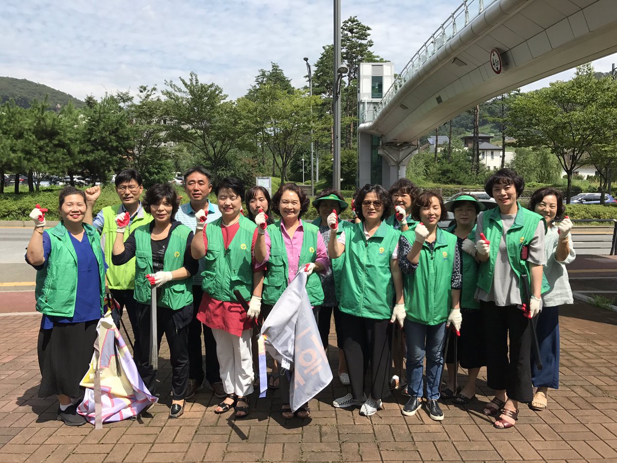 #성남시 #운중동
금일(8.25.) 새마을부녀회 월례회의 후 관내 육교 환경정비 및 이면도로 제초작업을 실시하였습니다. 주요 민원 지역인 육교를 정비하여 관내가 한결 더 깨끗해 졌습니다. 더운 날씨에 고생하신 부녀회 회원님들 감사드립니다.