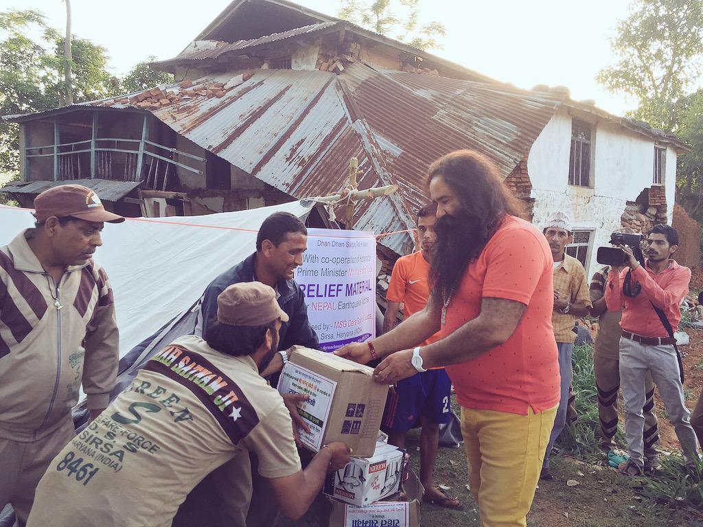 khadagsingh2's tweet photo. @Gurmeetramrahim 
#WeSpportMSG
भुकंप ग्रस्त ईलाको मे खुद जाकर राहत सामग्री  व राहत कार्य चलवाना https://t.co/i28hrLPmwW