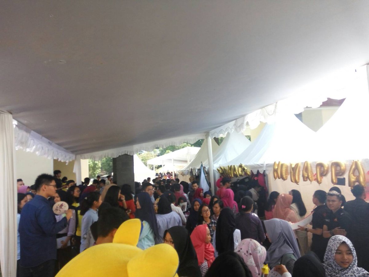 pplusfebunpad's tweet photo. Saat ini sedang berlangsung Stand LK yang dikunjungi oleh para Mahasiswa Baru FEB Unpad 2017 https://t.co/gxWxKE2U48