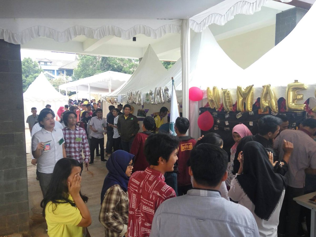 pplusfebunpad's tweet photo. Saat ini sedang berlangsung Stand LK yang dikunjungi oleh para Mahasiswa Baru FEB Unpad 2017 https://t.co/gxWxKE2U48