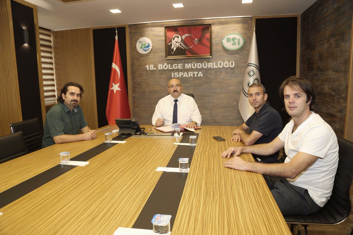 dsi_18_blgmd's tweet photo. Afyonkarahisar-Dinar Haydarlı Beldesi İçmesuyu Tesisleri inşaatı işinin sözleşmesi Bölge Müdürümüz Sn.Mahmut BERBER tarafından imzalandı https://t.co/8QmPjvv9KH