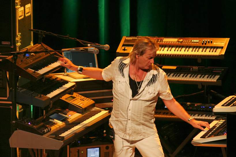 Geoff Downes is 65years old today. He was born on 25 August 1952 Happy birthday Geoff!  