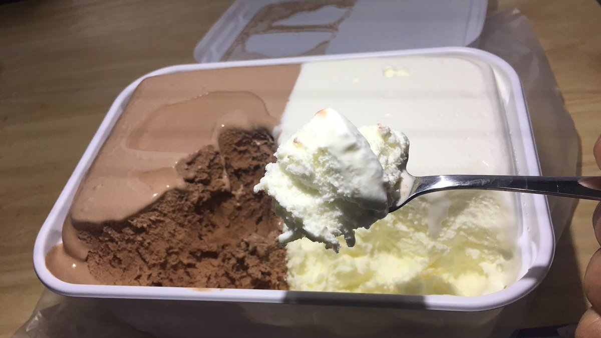 ラウンズ 暑いのでドラックストアコスモスでアイスクリーム買ってきた 500円ちょっとでこの量は 満足です 全種類たべたけど やっぱりバニラが安定して美味しいかなー T Co Rbgdtilqhn Twitter