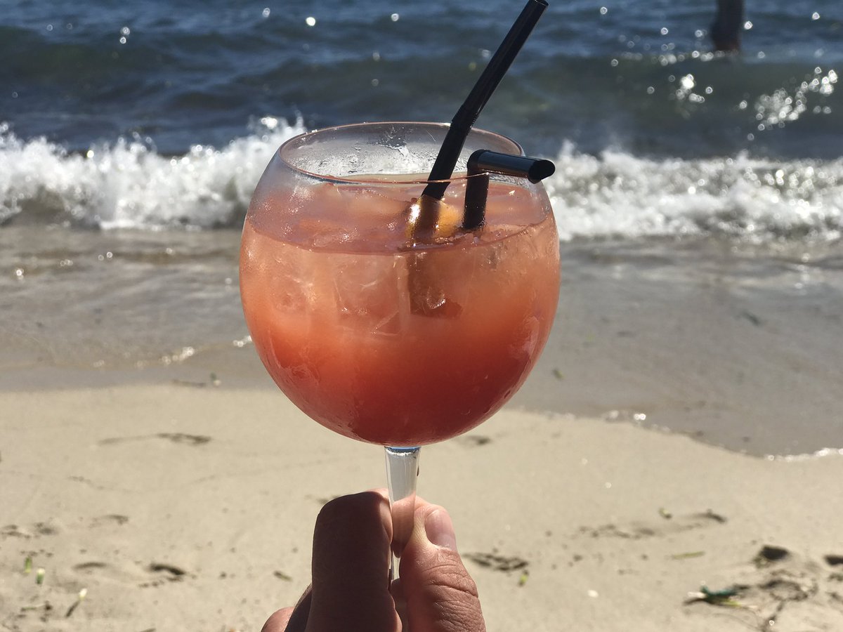 beerwithaview's tweet photo. Campari, Fresh orange and Champagne #beachlife #sttropez #cannes #drinks #lovinglife #summertime #sunshine #france https://t.co/JZ6bbwoJcb