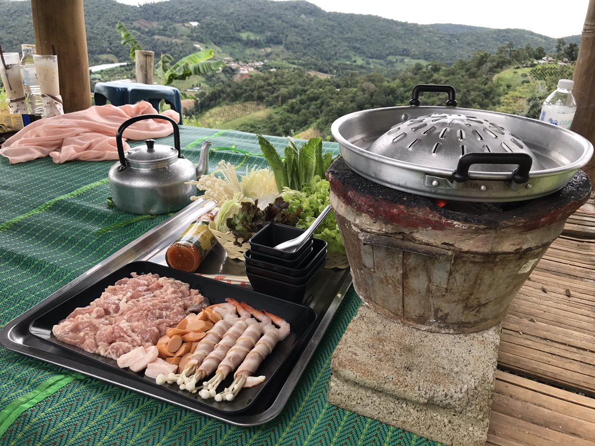 AmyNirin's tweet image. เป็นการกินหมูกระทะที่ฟินที่สุดในชีวิตที่เคยได้กินมา ลมเย็นๆ เกือบหนาว ภูเขาสวยๆ มีหมอก @ม่อนเหนือ เลยม่อนแจ่มหน่อยนึง #reviewchiangmai