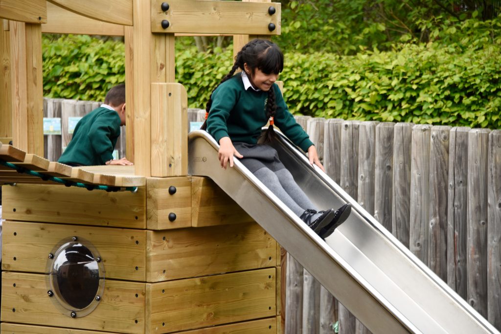 Handmadeplaces's tweet photo. Hand Made Places installed a bespoke #playunit at @PennWoodSchool to encourage #outdoorplay. https://t.co/mbuCdVnEjY https://t.co/yzQqyNeWmN