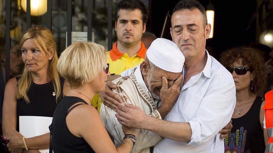Attentats en Catalogne : un imam réconforté par le père d'une victime  DIDpGqhWsAAnD9l