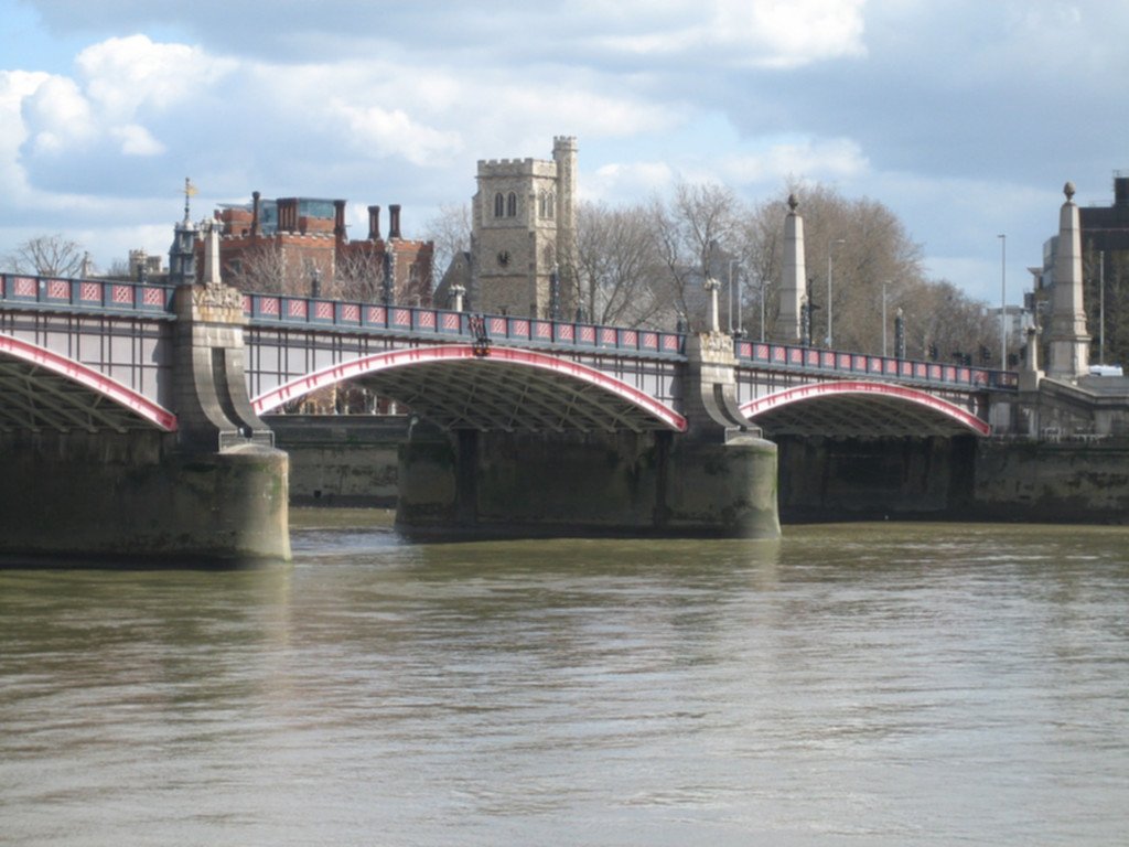 ChiswickPier's tweet photo. Lambeth Bridge is painted red to match the red leather of the benches in the House of Lords #ThamesFacts https://t.co/TKaZFs8NGB