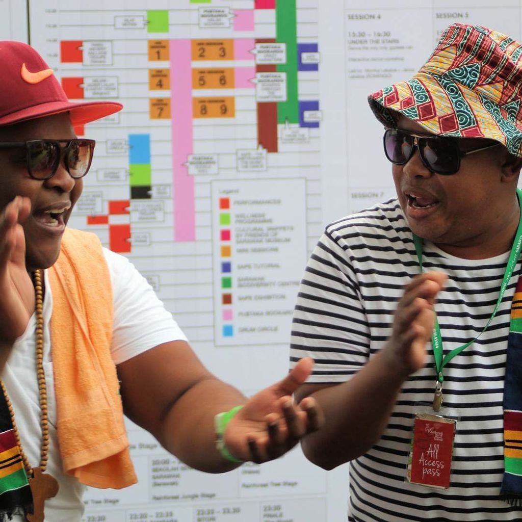 AbavukiMusic's tweet photo. Kim and Thando during Kelele popup at #rwmf2017 #rwmfbig20 https://t.co/CAF3FMqSYy