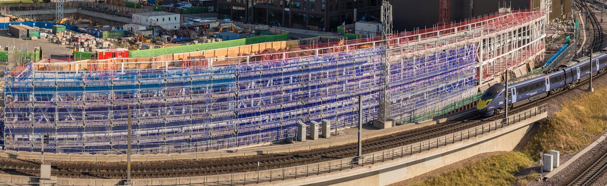 Our massive #scaffolding for @Carillionplc at the Cooling Pods continues in #London: How do you like that? 💥 lyndonscaffolding.co.uk/lyndon-net-car…