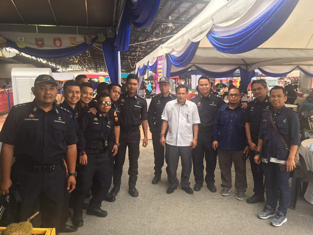 peraturanGPL's tweet photo. Abang2 Sado Penguatkuasa FAMA bersedia untuk memeriksa Pematuhan GPL di Fruit, Flower and Food Fiesta di RTC Perak
@FamaNegeriPerak https://t.co/tpLGTkVuYL