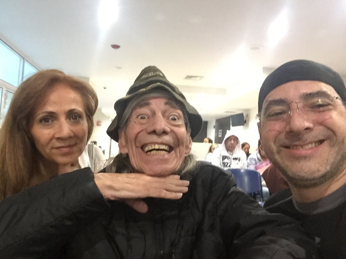 A punto de entrar a mi operación del injerto aquí en el <a href="/incanMX/">Instituto Nacional de Cancerología</a> Con mi hija Norma y mi nieto <a href="/ivanvalop/">Ivan valdez</a> que tengn un lindo día!
Ánimo!!