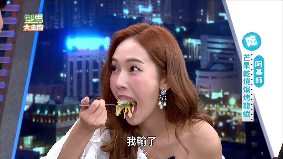 chucasica's tweet photo. บางคนเห็นเค้าก็สงสัยว่า เอ๊ะ! ทำไมเลามีอินเนอร์ในการกินมากขนาดนี้ มีเคล็ดลับอะไร เลาก็ไม่รู้จะตอบยังไง เลาไม่ได้มีอินเนอร์ เลาหิว https://t.co/a8KbLzkJaS