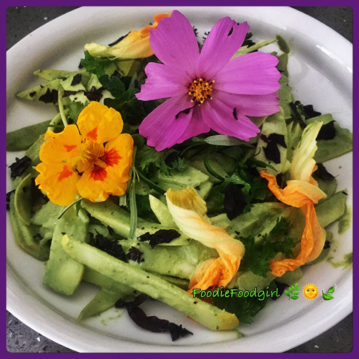VeRAWonica's tweet photo. #flowerzuchinipasta #rawpasta #rawsta #rawzucchinipasta #linguini #linguinipasta #raw verawonica #rawfood #plantbased https://t.co/YMWEP3xIVJ