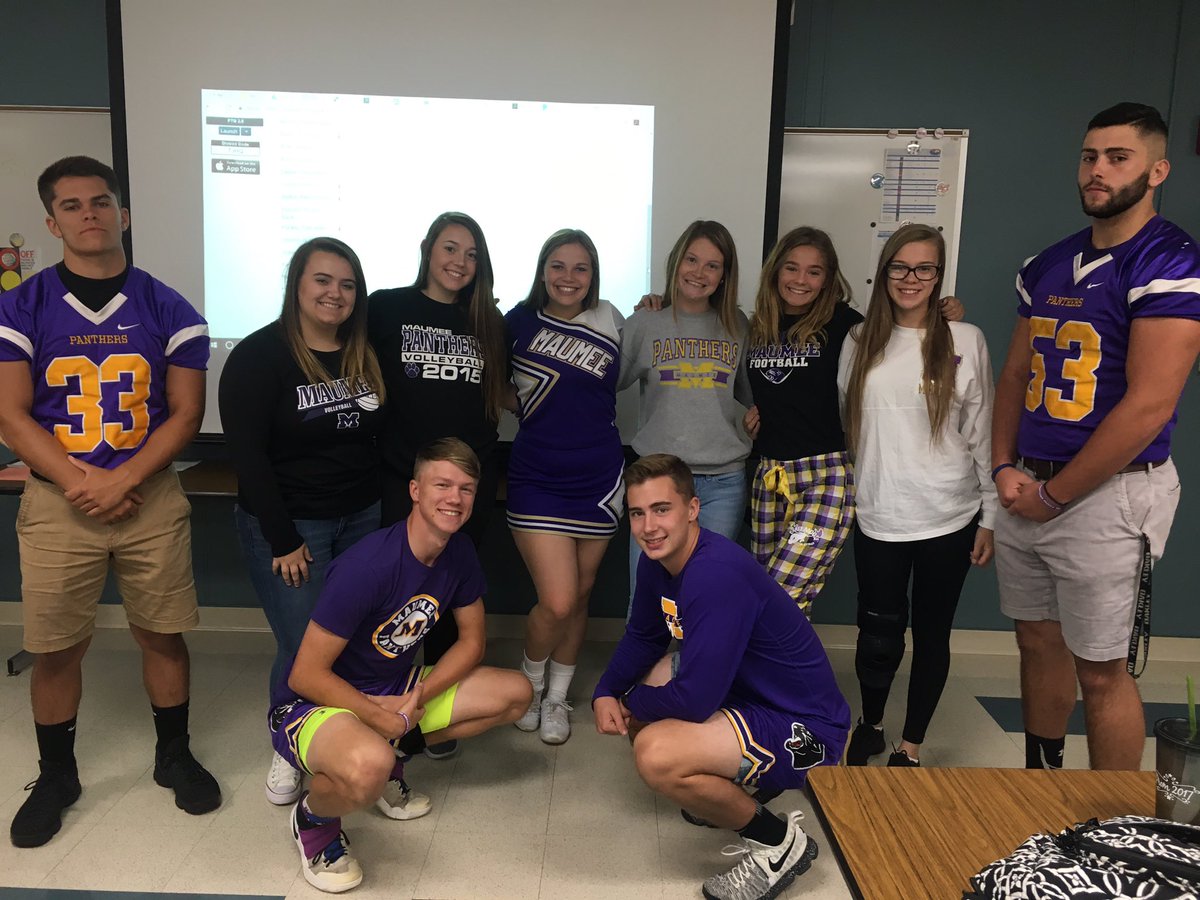 The senior <a href="/MaumeeDECA/">Penta-Maumee DECA</a> class supporting the panthers at school today! can't wait to see everyone in their purple&amp;gold tonight! #wearemaumee