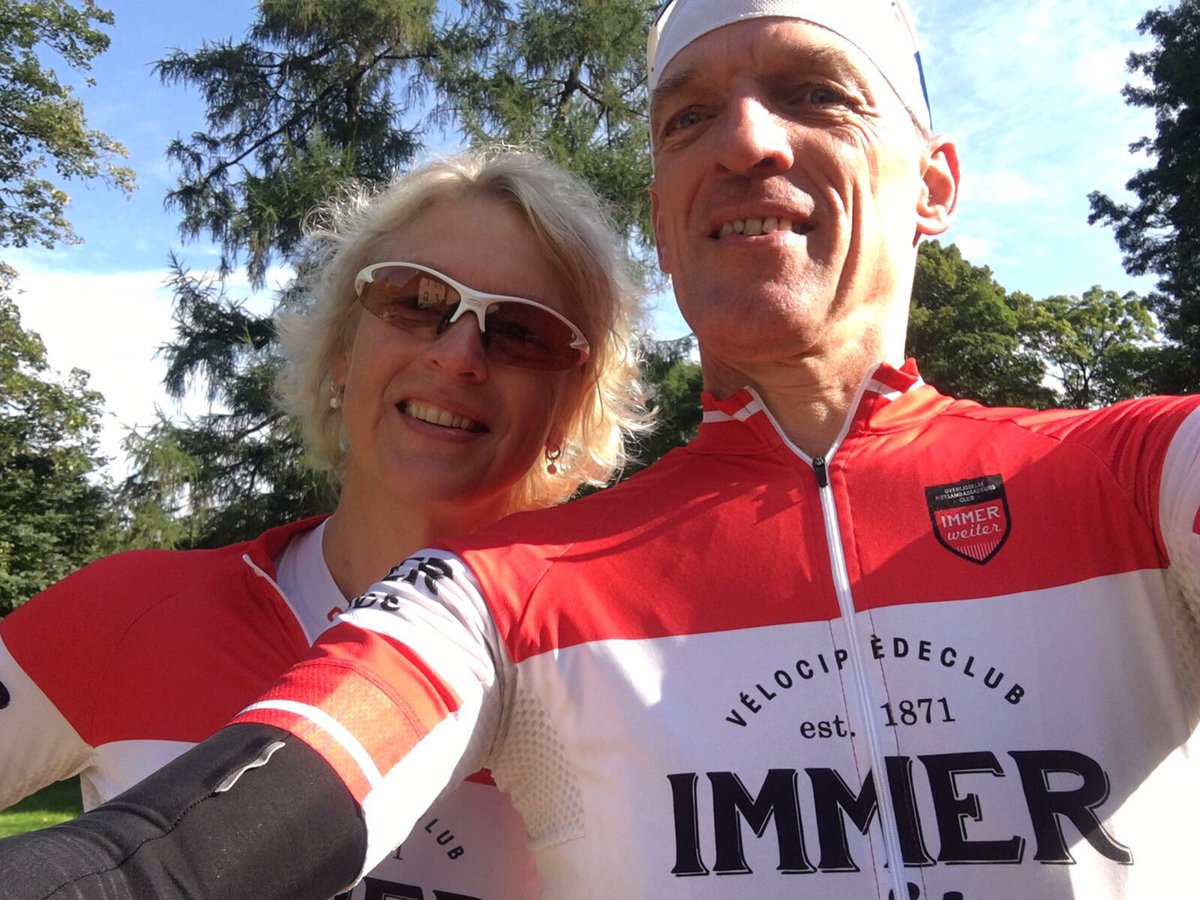 <a href="/marcelvlek/">Marcel Vlek</a> en #MarliesVlek aan de start van de 4e etappe van de <a href="/f4d_denekamp/">Euregiofiets4daagse</a>. Trotse #ImmerWeiter Captains!