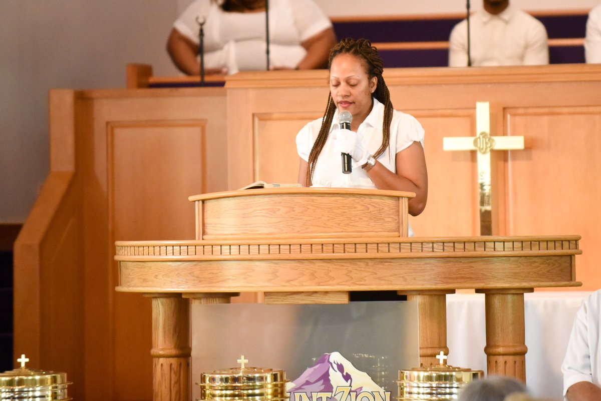 CJAphotogRaphy's tweet photo. @themzbc @leonardnsmith - @RevYayaB prepares the church for Holy Communion. #betterIn2017 #theYearOfBetter #mtZion #3rdSunday https://t.co/a64U4NrFjK