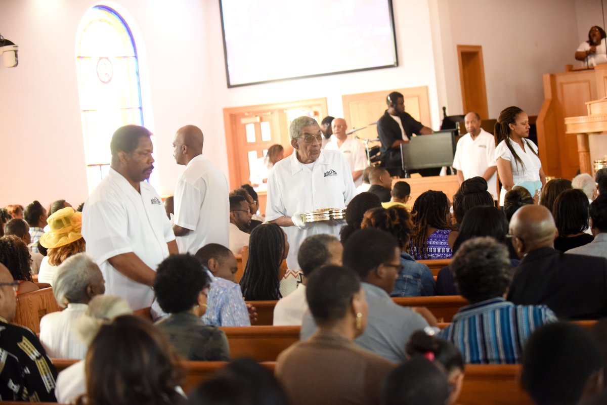 CJAphotogRaphy's tweet photo. @themzbc @leonardnsmith - @RevYayaB prepares the church for Holy Communion. #betterIn2017 #theYearOfBetter #mtZion #3rdSunday https://t.co/a64U4NrFjK