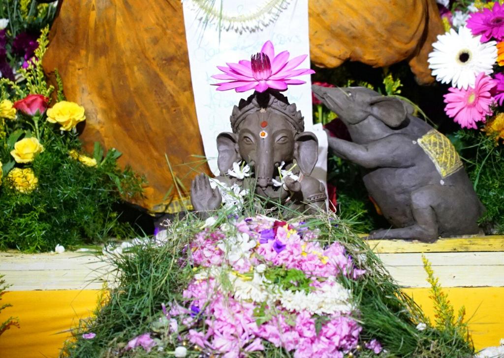 SriKavyam's tweet photo. GouMaya (Cow-dung)Ganesha at @shankarapeetha ;holy #GaneshaChaturthi was an occasion to worship Gou~Ganesha together, and to set an example! https://t.co/YCGDfZELw8
