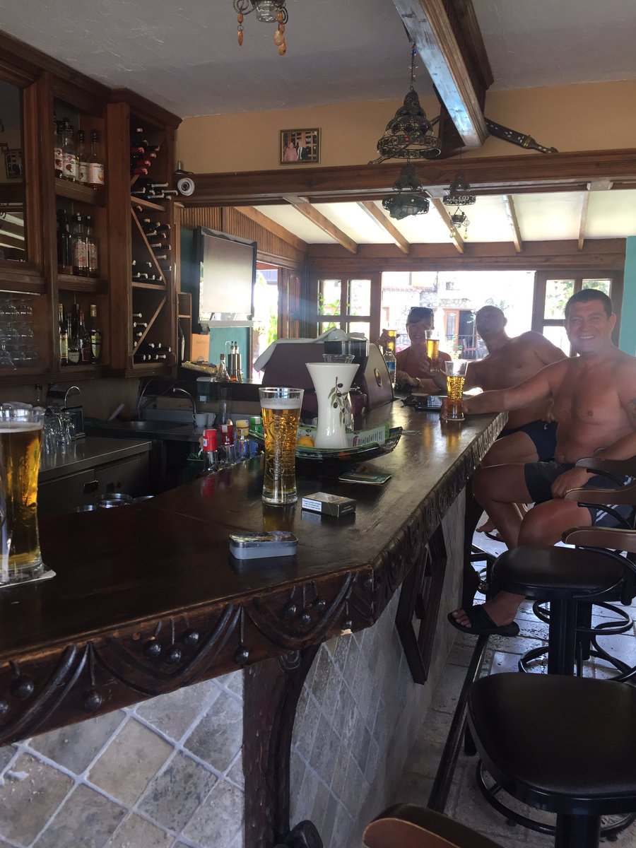 _theolivetree_'s tweet photo. #Beer time... https://t.co/rwNH9T38Ms