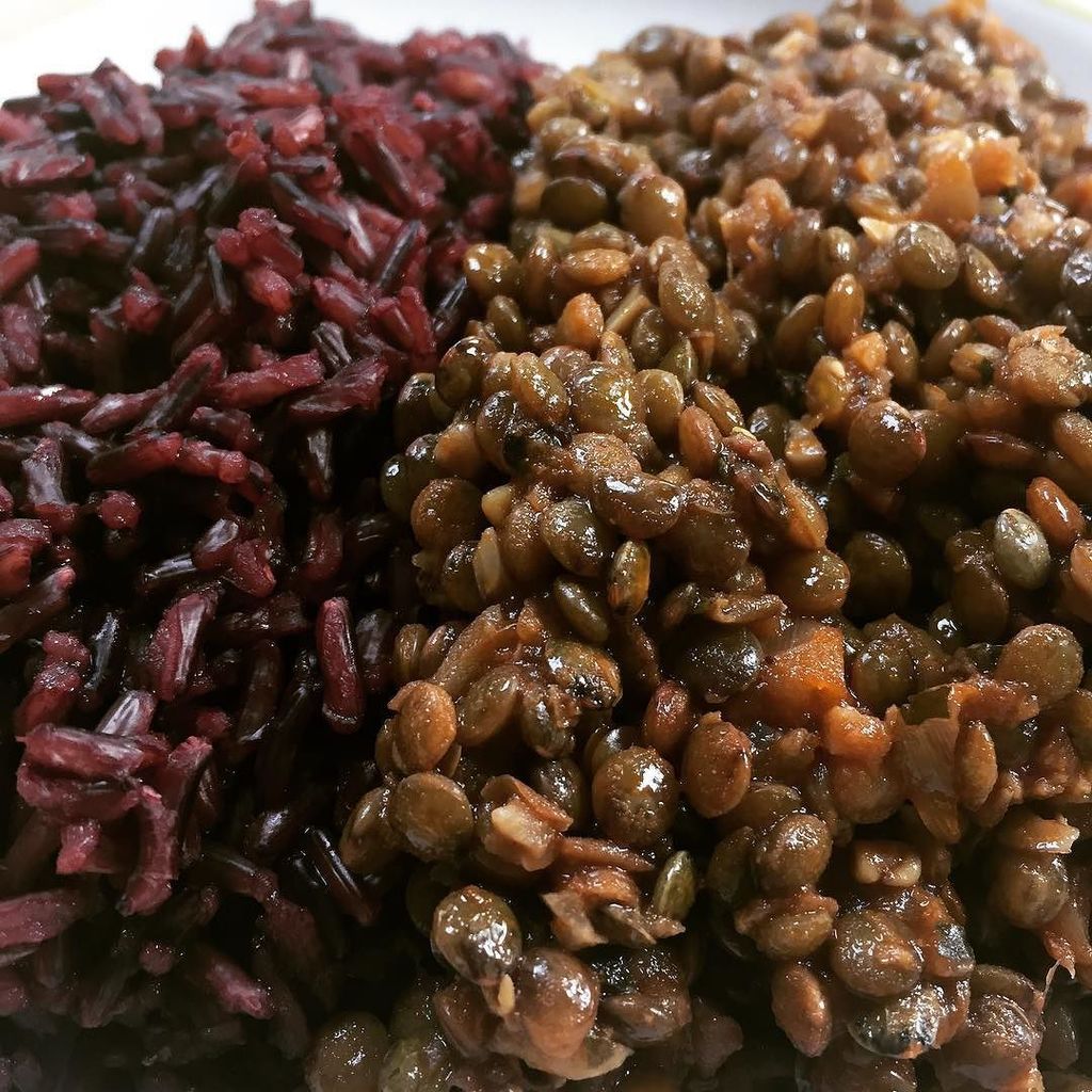 mememoniq's tweet photo. Mélange de lentilles et de riz noir pour ce qui pourrait être un Dal #lentilles #riz #riznoir #dal #cuisine #food #homemade #faitmaison  N'… https://t.co/dhmJnsAiHW
