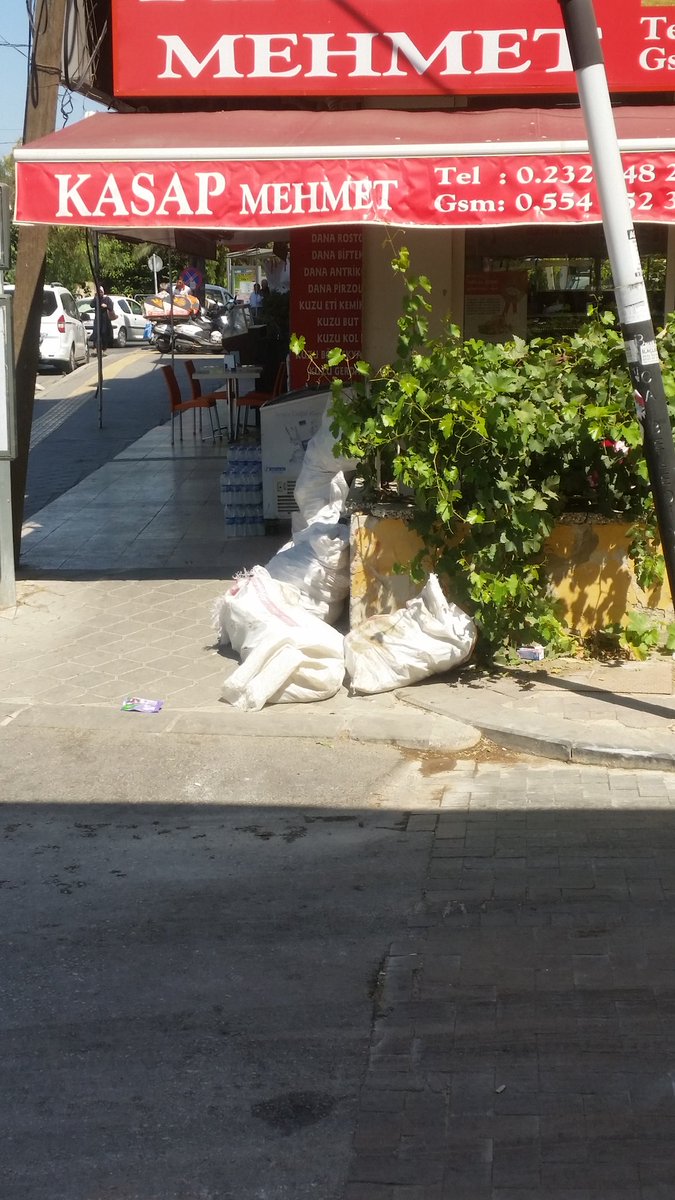 SelcukATC's tweet photo. @izmirhim buca sirinyer kosuyolu cd. No:26/1-A sokaktaki molozlar buca bld.ye parası ödenmesine rağmen günlerdir duruyor. Bucada bld yok mu? https://t.co/GP5Y0WjrEx
