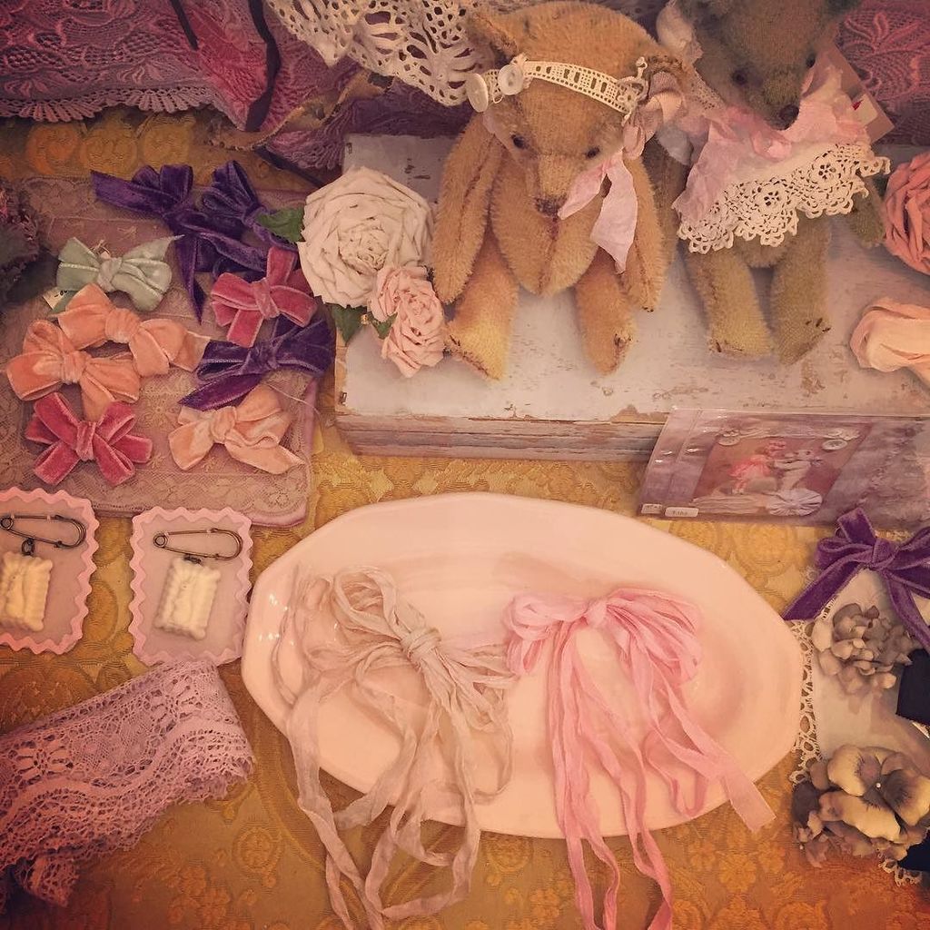 kerochan79's tweet photo. 乙女屋オリジナルリボンは最高にかわいい❤️ #art #exhibition #乙女屋 #追憶 #handmade #antique #artbear #hugmekissme #antiquelace #teddybear … https://t.co/9SGgpdM0Et https://t.co/Mk7TxzGMqc