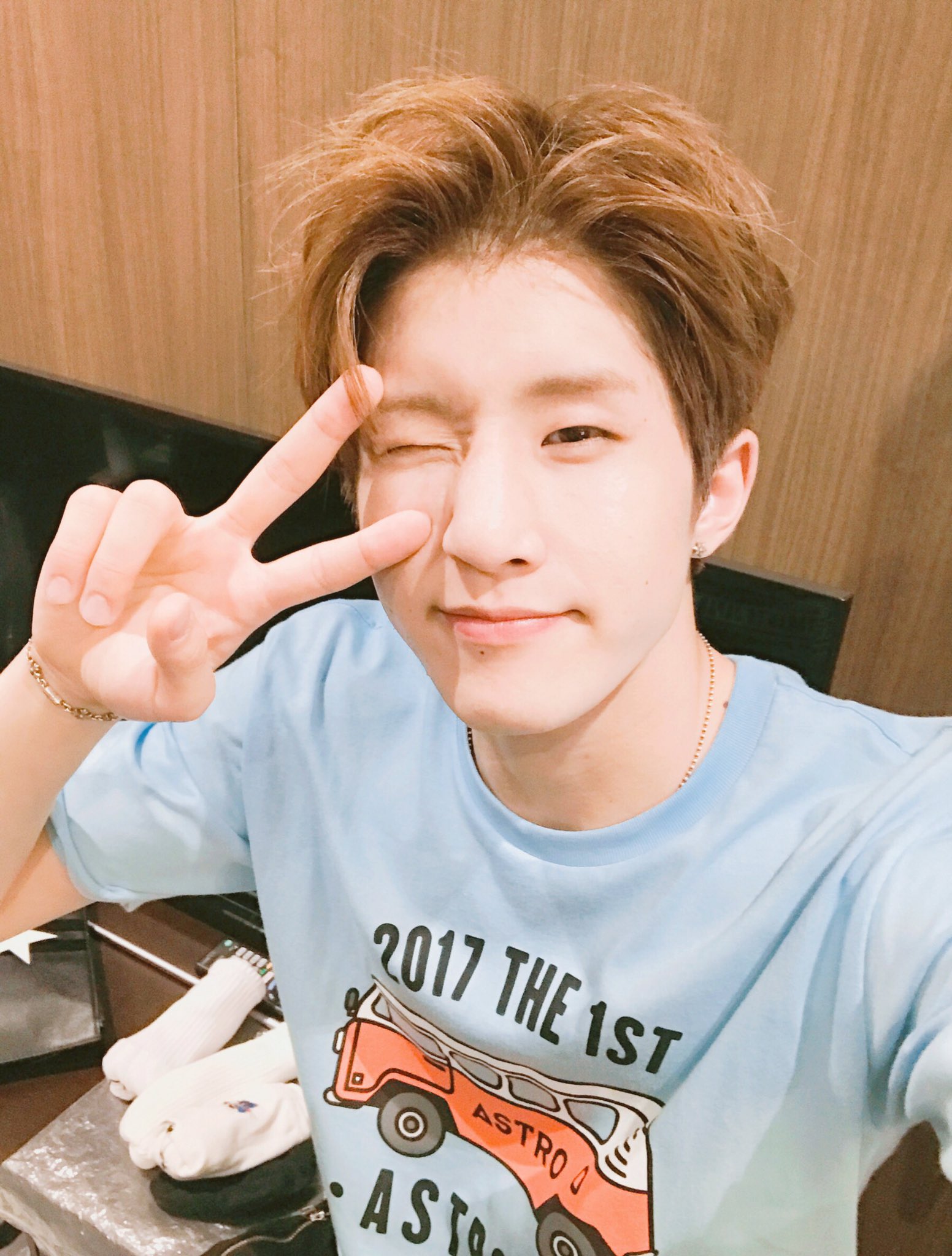 DIEG1D0UAAAAA8f.jpg:orig