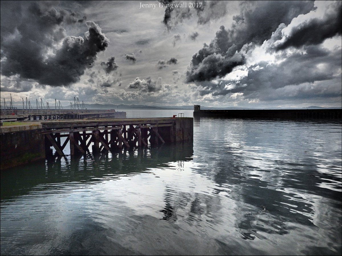 My Home Town <3 Burntisland. <a href="/lyon1emporia/">Storm Spotter</a> <a href="/TouristScottish/">#Scotland</a> @InBNAJay <a href="/rnli_kinghorn/">Kinghorn Lifeboat</a> <a href="/kingdomfm/">kingdom fm</a> <a href="/yourdistinctive/">Images Scotland</a> <a href="/BurntTweets/">BurghTweets</a>