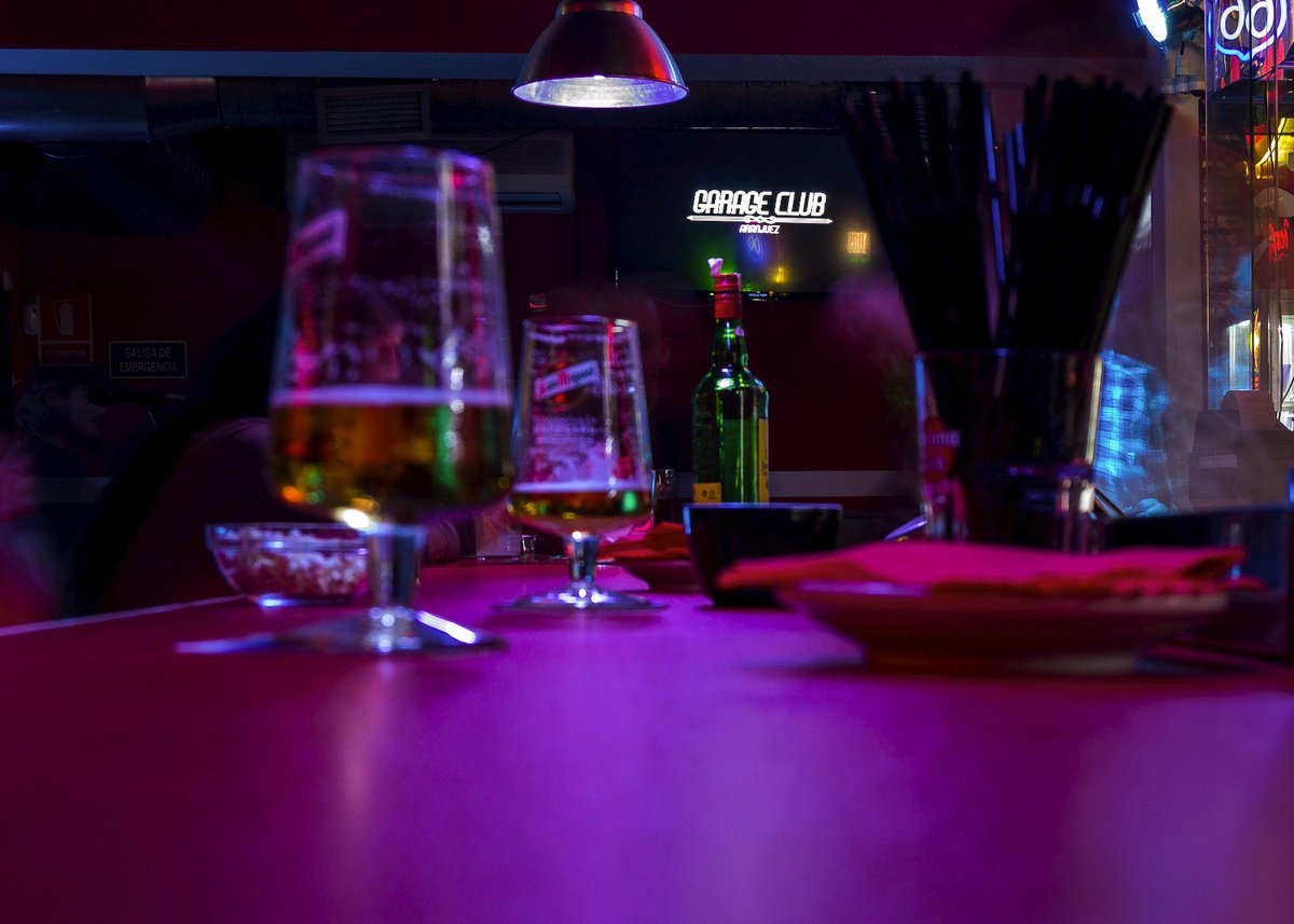 #AlFinViernes ven a disfrutar con nosotros y nuestra super promo copas a 4€. Te esperamos en C/Postas 9-11