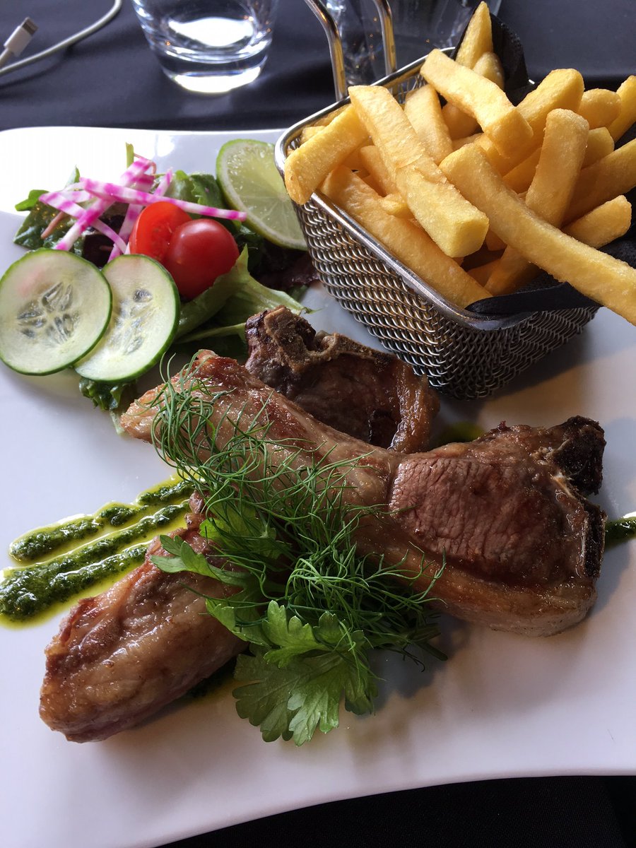 terrasse2014201's tweet photo. Les Côtelettes d'Agneau du Chef! 🍴🍗#platdujour #goodfood #yummy #Rouen https://t.co/U6i0ze8YfM