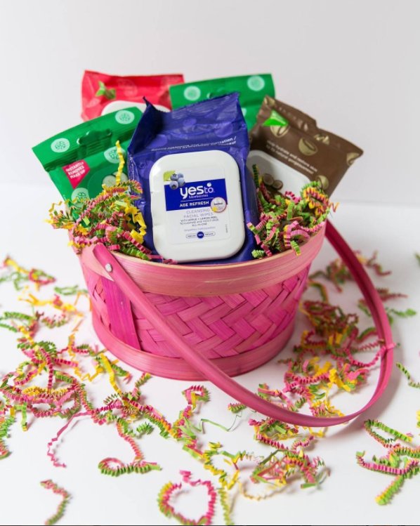 YesTo_UK's tweet photo. Oh we love a good #BankHolidayWeekend, especially on #FreebieFriday! To #win a variety of our facial wipes just follow &amp; RT! #Competition https://t.co/fWDHxmIQfZ