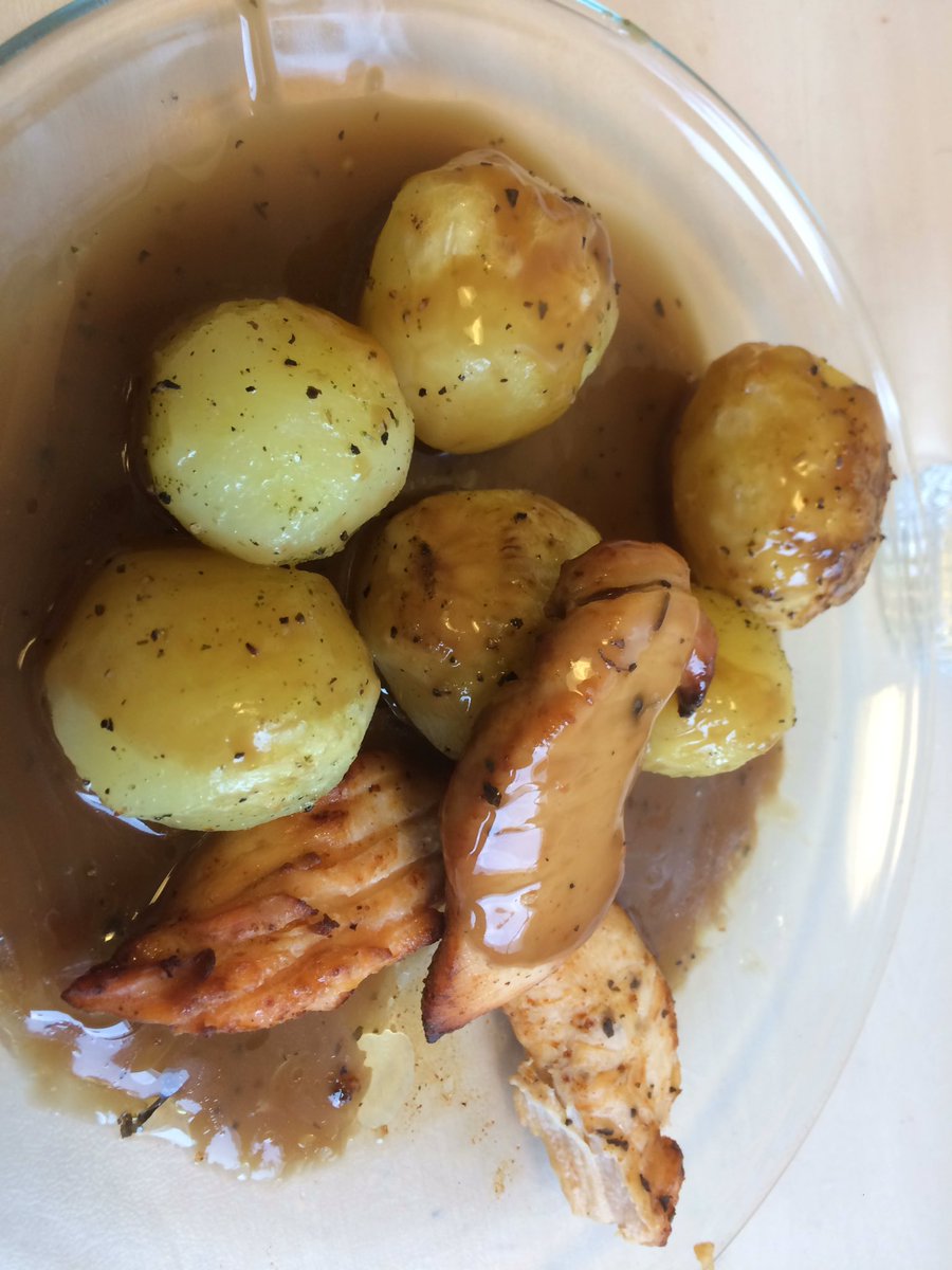 RainingDayDream's tweet photo. @GordonRamsay what do you think about our school lunch? https://t.co/n14Z4ErQRH