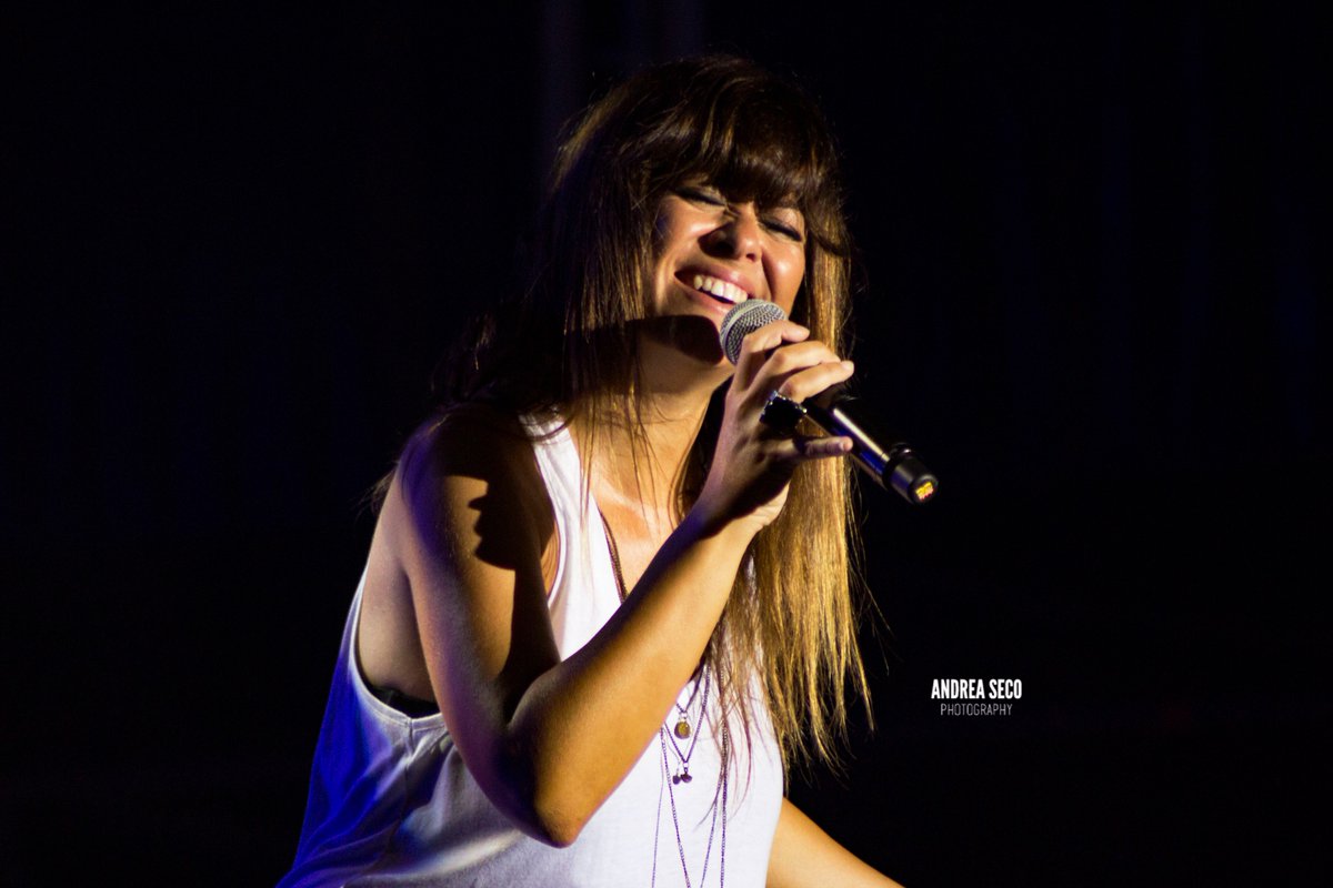 elrescateweb's tweet photo. Anoche @vanesamartin_ le bailó a la vida en #Almería durante su #GiraMunay 
📸 @asecoreyes https://t.co/AKkBsSwRYe