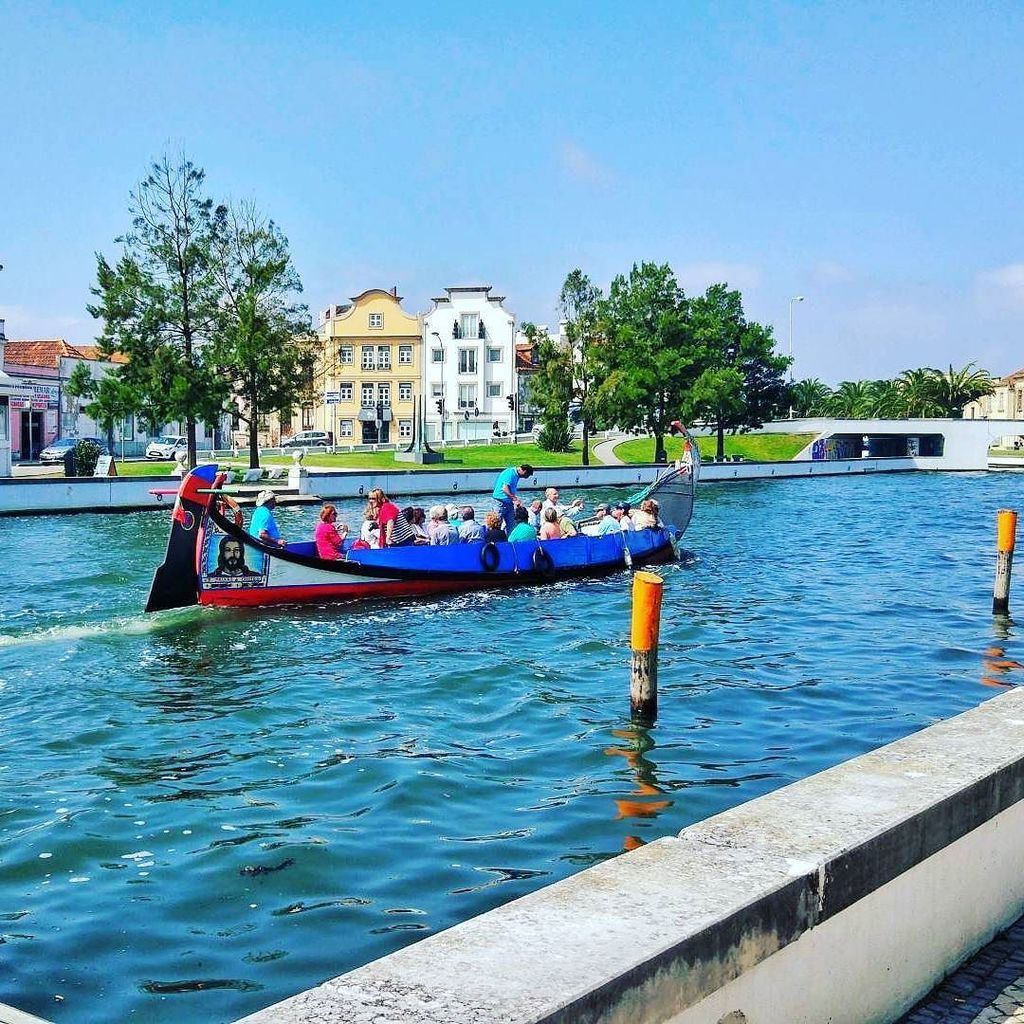 voiajacom's tweet photo. No es #venecia es #aveiro #portugal y el paseo en#moliceiros es obligatorio si pasas por esta ciudad. Espectacular… https://t.co/Ji95mTXAXO https://t.co/DW7MmWwpGB