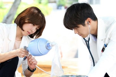 wow_keren's tweet photo. Syuting 'Hospital Ship', Kang Min Hyuk Temani Ha Ji Won Lari-Lari… https://t.co/wiHHLv5ggK #tv #HospitalShip #HaJiWon #KangMinHyuk #CNBlue https://t.co/tQ7ji9yfGb