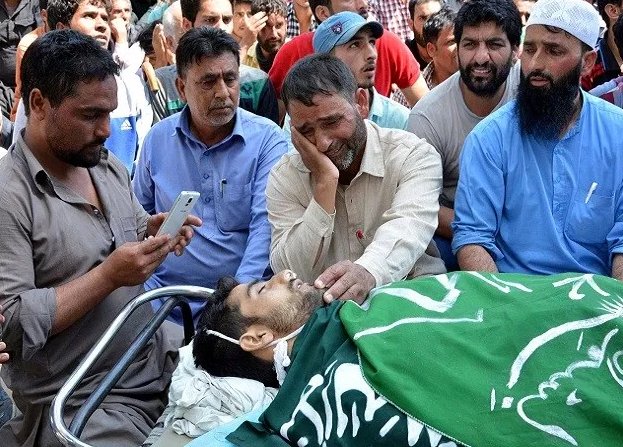 AhsanNazirRaja's tweet photo. Indian Army is killing innocent Kashmiris in fake encounters in a planned way, Raise your voice for Kashmir. #KashmirFakeEncounters https://t.co/jcnig0SvyD