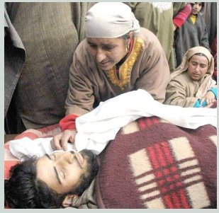 AhsanNazirRaja's tweet photo. Kashmiri mother demand justice from Int community for arbitrary killing of his son by Indian forces in Kashmir 2014. #KashmirFakeEncounters https://t.co/H4fbSEDrVd