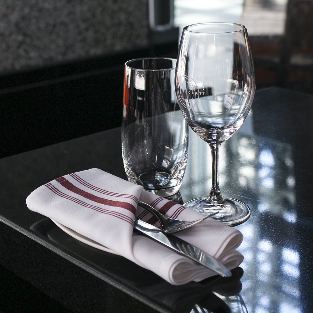 RestoDecca77's tweet photo. Les soirées d'été au Centre-Ville ne sont pas comblées sans un bon repas. #DateNight #Decca77 👌

1077 rue Drummond. https://t.co/TUo78MtyYi