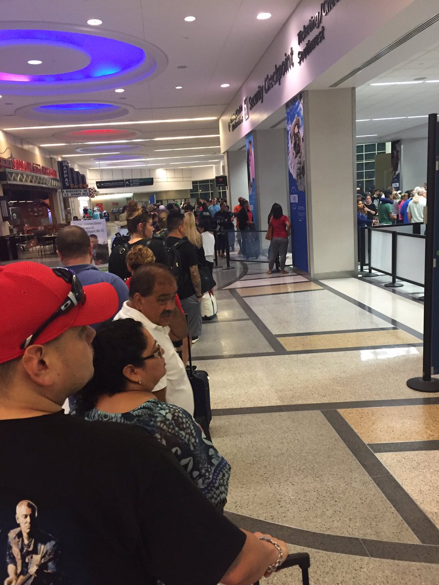 TinaNewberry1's tweet photo. Hobby airport line long but going fast. #gettingoutoftown #HurricaneHarvey https://t.co/nvIZMK4XTT