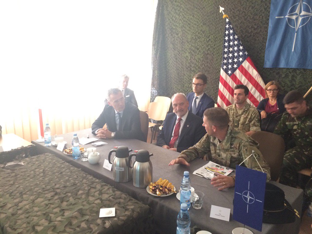 MON_GOV_PL's tweet photo. Briefing dowódcy Batalionowej Grupy Bojowej #eFP z udziałem @jensstoltenberg i @Macierewicz_A https://t.co/IcljnYIDmA