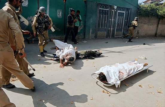 Mr__PATRIOT's tweet photo. This what Endian army doing in Kashmir after 👇
#KashmirFakeEncounters 👈
Look @UN why are you so sick about Kashmir???
#FreeKashmir https://t.co/WBiTxorr9v