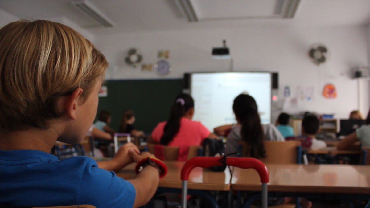 EducaAnd's tweet photo. @EducaAnd invertirá más de 14,5 millones de euros en equipamiento tecnológico de los centros públicos https://t.co/SYeOCtKqov https://t.co/yY07Uqj4M3