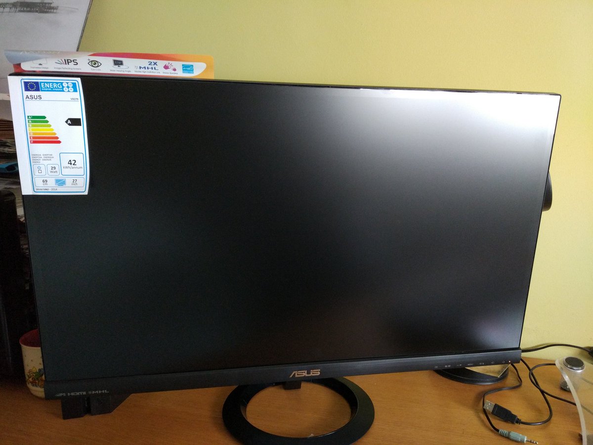 AlbenPlay's tweet photo. Tengo monitor por fin!!! #ASUS de 27" ahora si que puedo viciar en condiciones! Lo siguiente un ordenador nuevo, cuando ahorre más  😅 jaja https://t.co/EVfSFGhrhf
